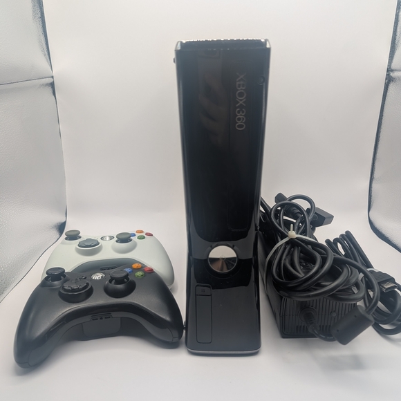 Xbox 360 Slim Model 1439 250GB Console with controller and cables - Tested - Picture 1 of 8